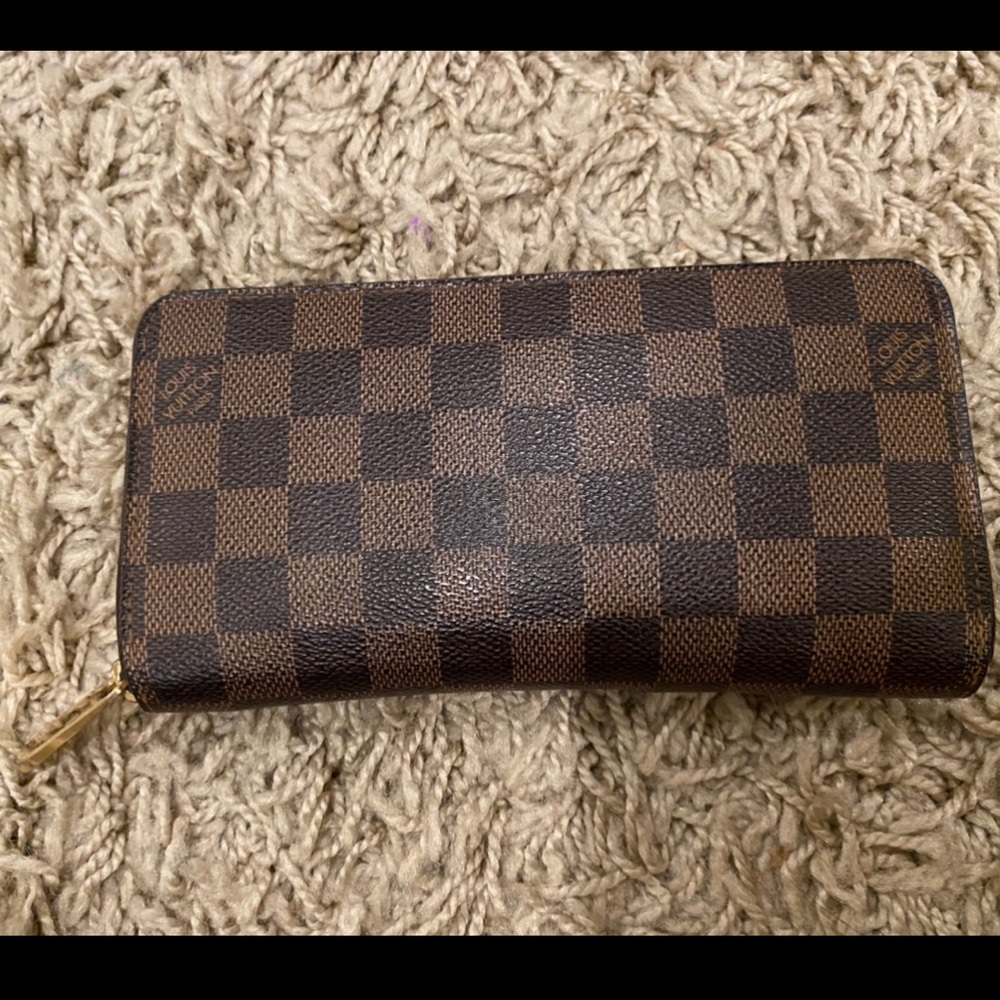 Louis Vuitton zippy wallet in damier ebene